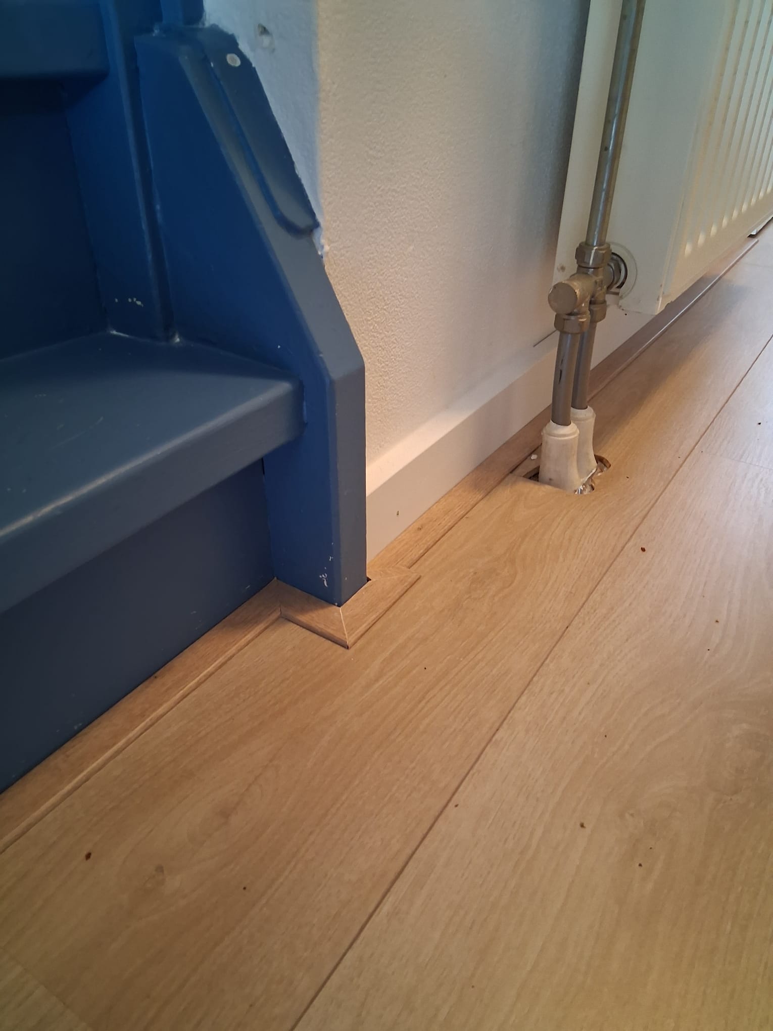Plinten bij blauwe trap